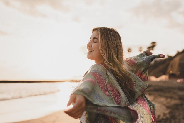 Foto mulher jovem a olhar para longe