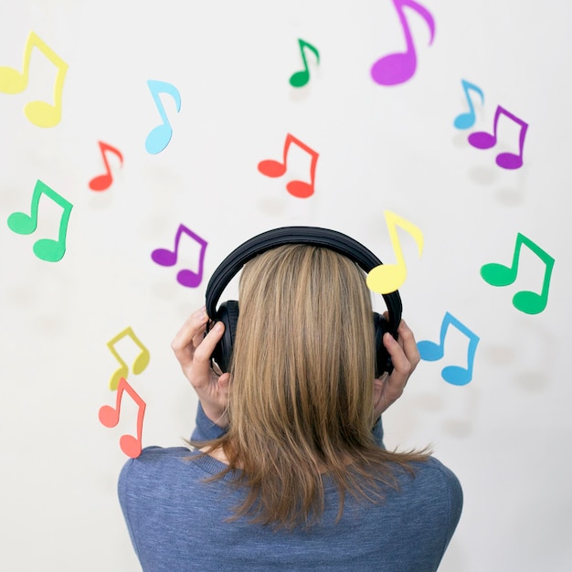 Mulher jovem a ouvir música.