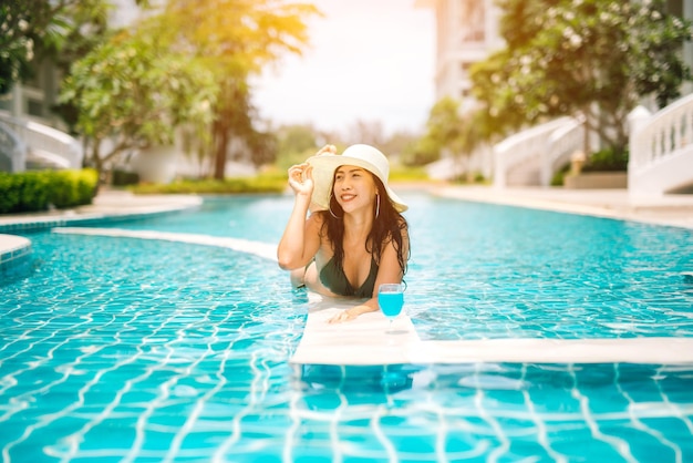 Mulher jovem a relaxar na piscina