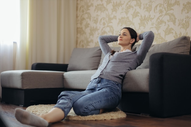 Foto mulher jovem a relaxar na sala a ver televisão