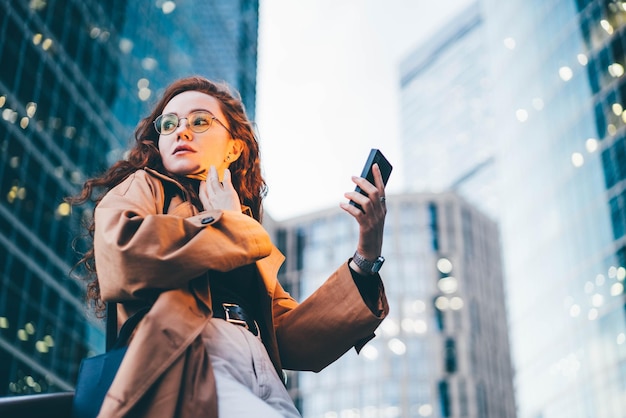 Mulher jovem a usar telemóvel na cidade