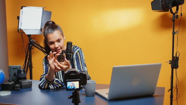 Foto mulher jovem a usar telemóvel no ginásio