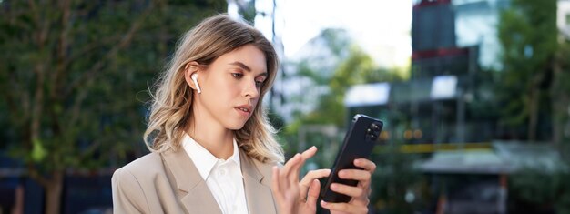 Mulher jovem a usar telemóvel.