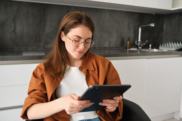 Mulher jovem a usar telemóvel.