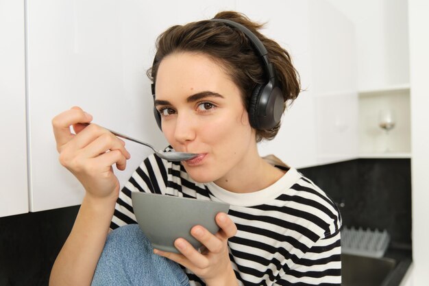 Foto mulher jovem a usar telemóvel.