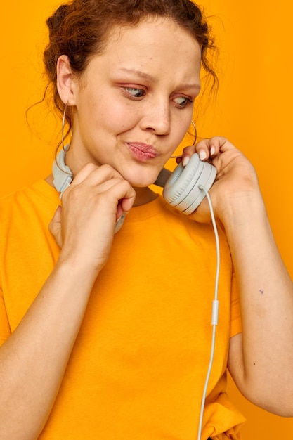 Foto mulher jovem a usar telemóvel.