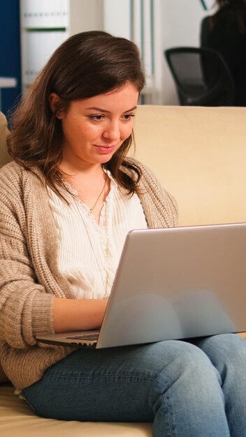 Mulher jovem a usar telemóvel.