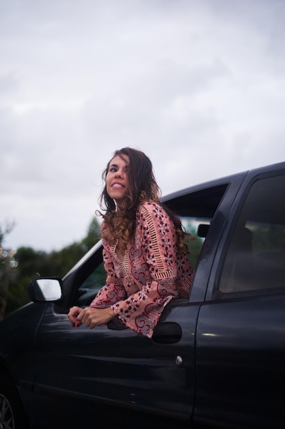 Mulher jovem a viajar de carro.