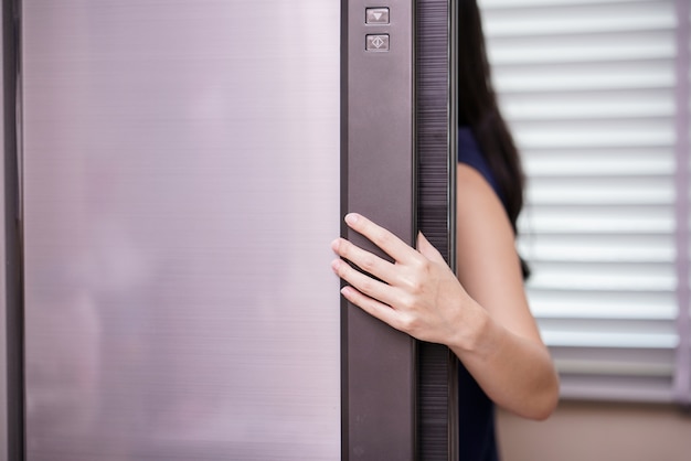 Mulher jovem, abertura, refrigerador, closeup