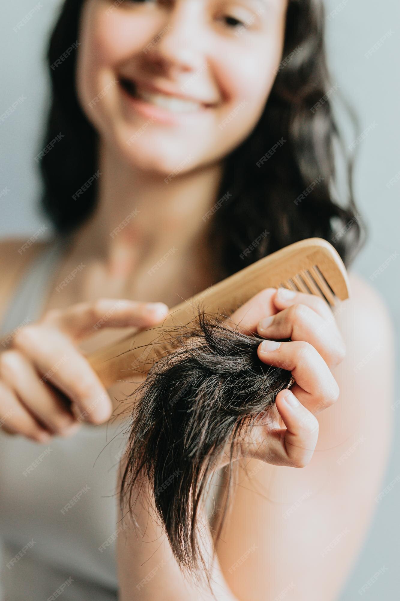 Foto de Cuidados Com Os Cabelos Lindo Cabelo Feminino Escovar Com Escova De  Cabelo Longo e mais fotos de stock de Adulto - iStock