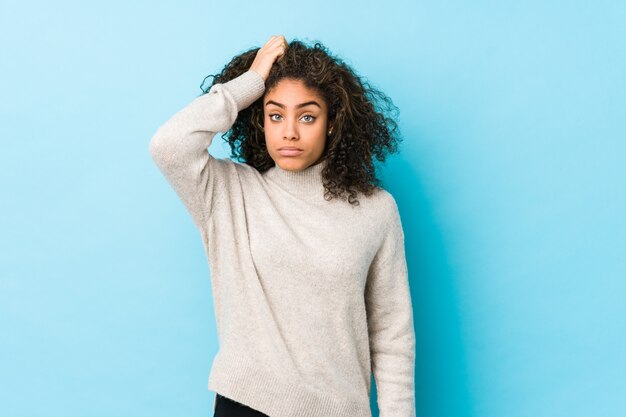 Mulher jovem afro-americana de cabelo encaracolado sendo chocado, ela lembrou-se de uma reunião importante.