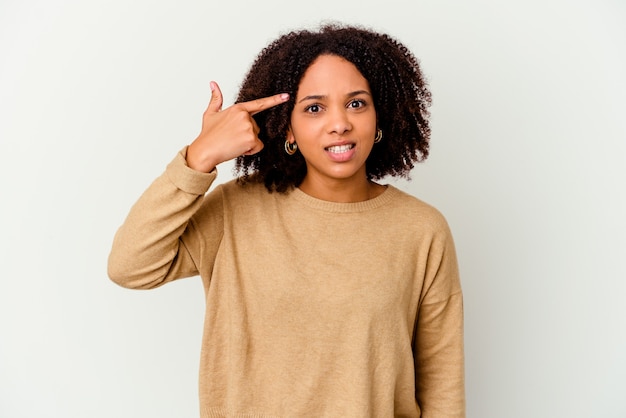 Foto mulher jovem afro-americana de raça mista isolada, mostrando um gesto de decepção com o dedo indicador.