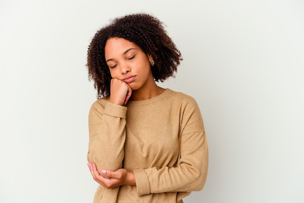 Mulher jovem afro-americana de raça mista isolada que se sente triste e pensativa, olhando para o espaço da cópia.