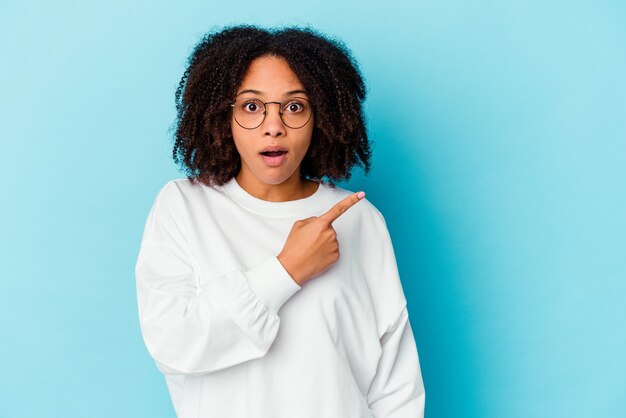 Mulher jovem afro-americana de raça mista isolada rindo de emoção feliz, despreocupada e natural.