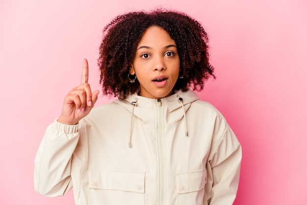 Mulher jovem afro-americana de raça mista isolada, tendo uma ideia, o conceito de inspiração.