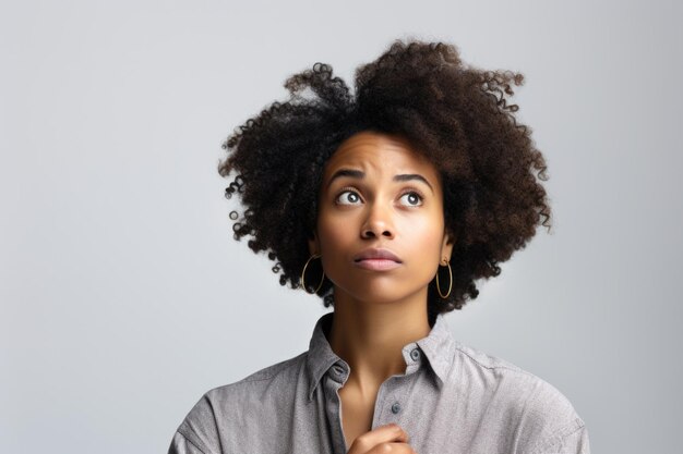 Mulher jovem afro-americana duvidosa pensando ou escolhendo conceito