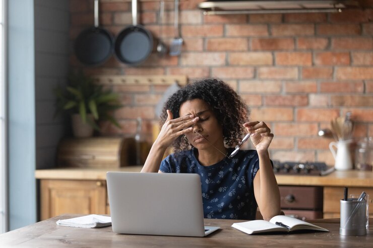 Foto mulher jovem afro-americana infeliz tirando óculos sentindo-se cansada devido ao excesso de trabalho no computador estressada senhora milenar multirracial sofrendo de tensão ocular com síndrome de olhos secos