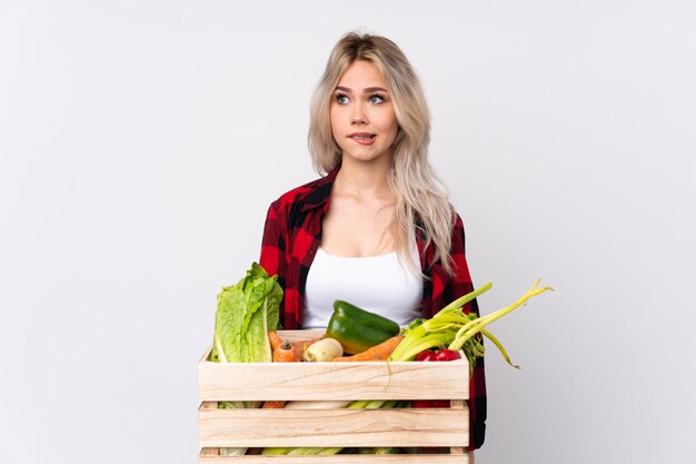 Mulher jovem agricultor caucasiano sobre parede branca isolada