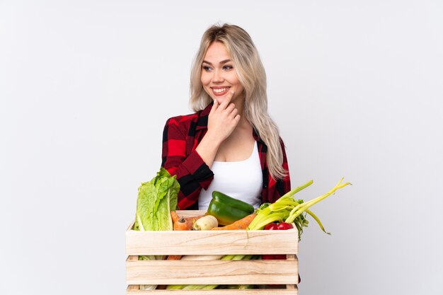 Mulher jovem agricultor caucasiano sobre parede branca isolada