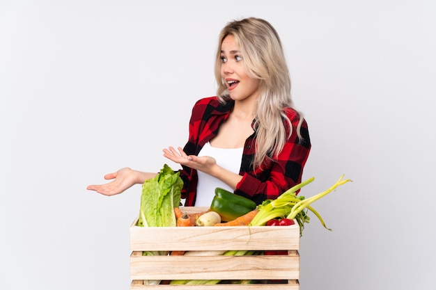 Mulher jovem agricultor sobre parede isolada