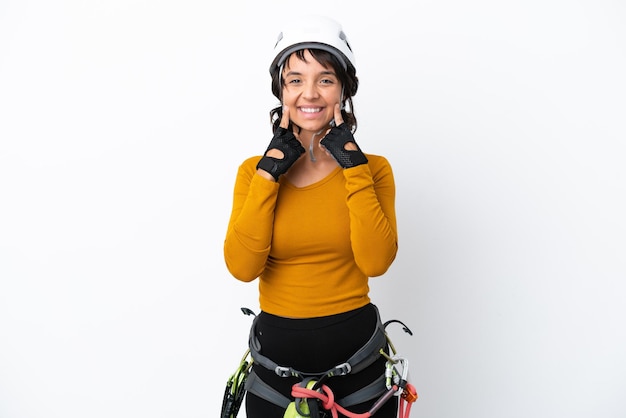 Mulher jovem alpinista isolada em um fundo branco, sorrindo com uma expressão feliz e agradável