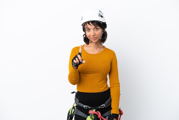 Mulher jovem alpinista isolada no fundo branco mostrando e levantando um dedo