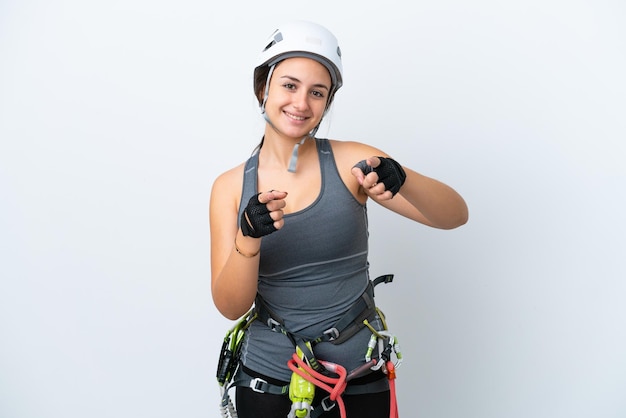 Mulher jovem alpinista ucraniana isolada em fundo branco apontando para a frente e sorrindo