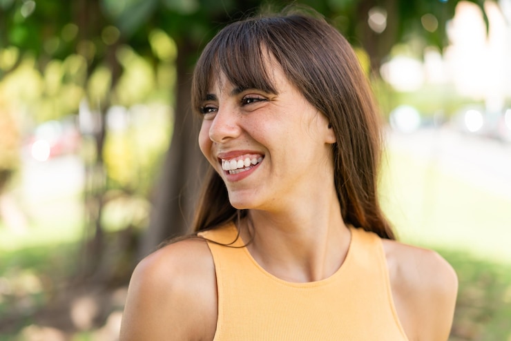 Foto mulher jovem ao ar livre com expressão feliz