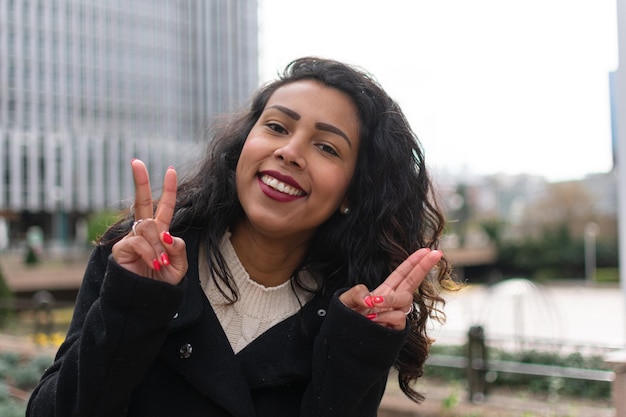 Mulher jovem ao ar livre, sorrindo