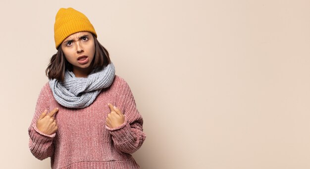 Foto mulher jovem apontando para si mesma com os dois dedos e expressão de raiva, dizendo para você cumprir seu dever