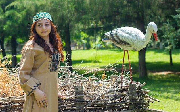 Mulher jovem armênia em roupas tradicionais no parque mulher com roupas tradicionais