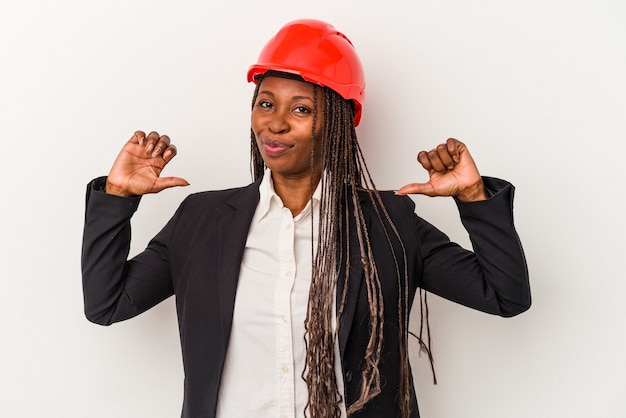 Mulher jovem arquiteto americano africano isolada no fundo branco sente-se orgulhosa e autoconfiante, exemplo a seguir.