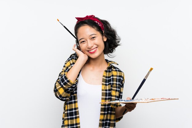 Mulher jovem artista segurando uma paleta