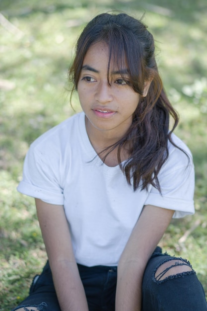 Mulher jovem asiática com poses e penteado elegante