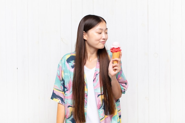 Mulher jovem asiática com um sorvete. conceito de verão