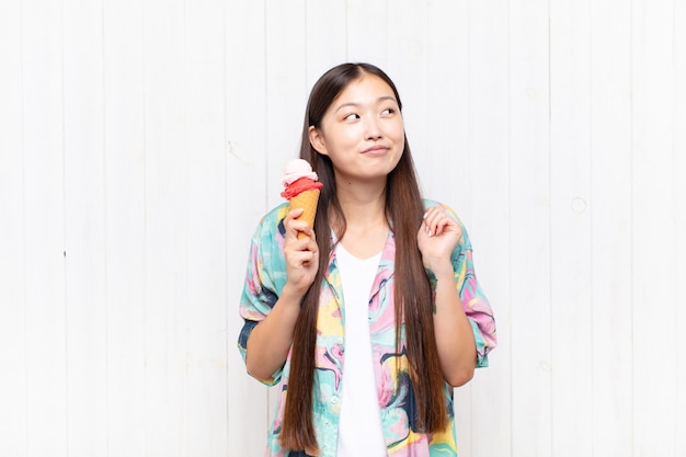 Mulher jovem asiática com um sorvete. conceito de verão