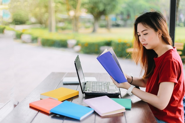 Mulher jovem asiática está à procura de informações na internet.