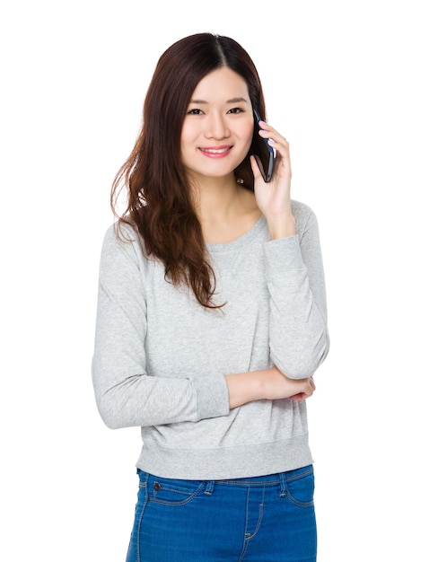 Mulher jovem asiática falando com o celular