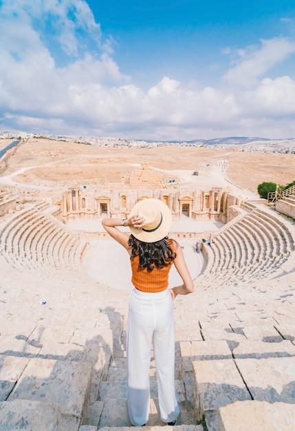 Mulher jovem asiática, ficar, frente, sul, romana, teatro, jerash, jordânia