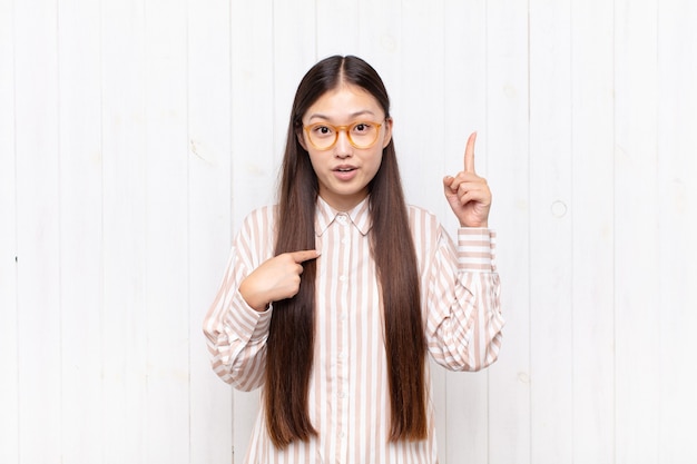 Mulher jovem asiática se sentindo orgulhosa