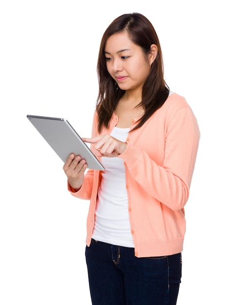 Mulher jovem asiática usando o computador tablet