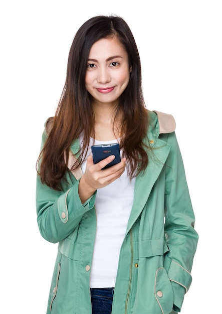 Mulher jovem asiática usando telefone celular