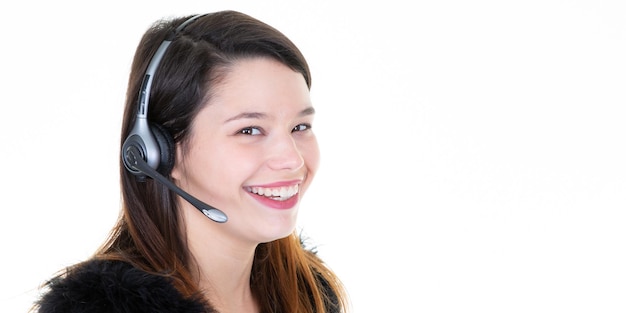 Mulher jovem atraente e feliz com fone de ouvido na cabeça