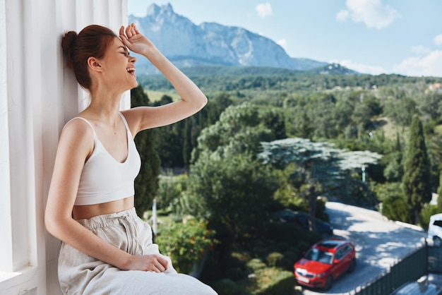 mulher jovem atraente hotel confortável luxuoso vista da natureza verde dia ensolarado foto de alta qualidade