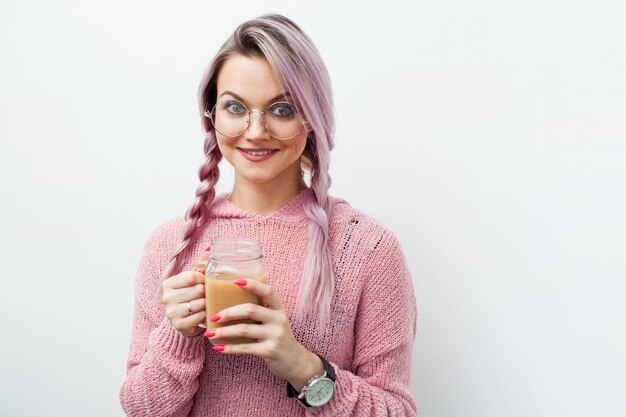 Mulher jovem, bebendo café