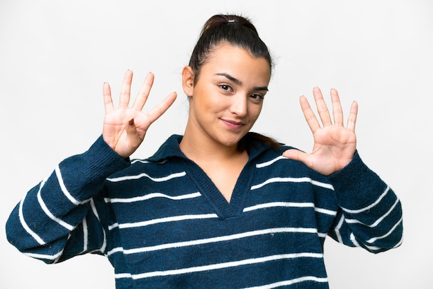 Mulher jovem beleza sobre fundo branco isolado contando nove com os dedos