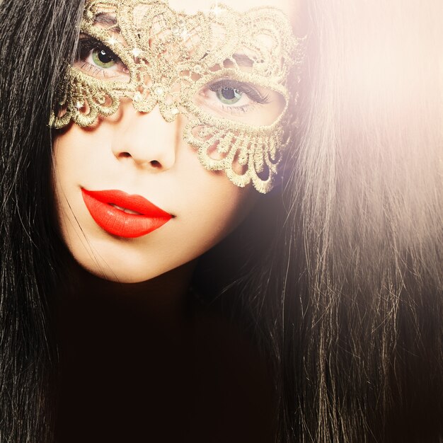 Mulher jovem bonita com máscara de carnaval