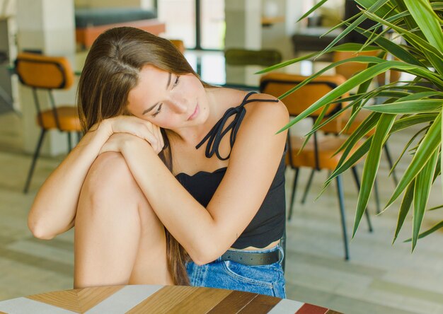 Mulher jovem bonita em casa