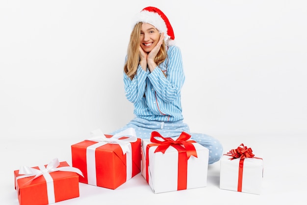 Foto mulher jovem bonita feliz com pijama de natal