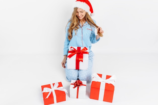 Foto mulher jovem bonita feliz com pijama de natal